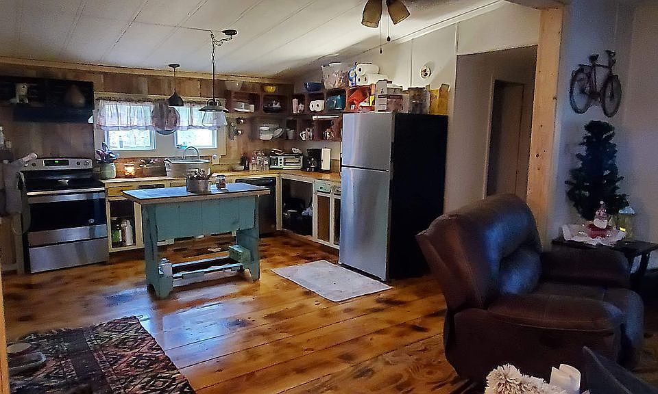 2nd image of 115 Holly Forest Ln