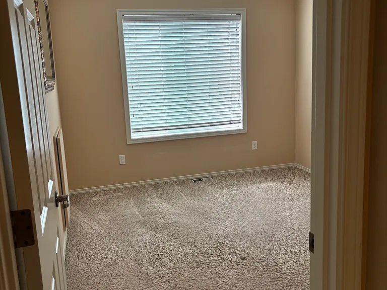 2d bedroom ( as well as
spacious and bright bedroom with large windows ,cozy carpet, and peaceful atmosphere. Perfect for rest, sleep, or focused work. Room easily fits a queen-size bed, nightstands, and a desk or dresser. Clean, quiet, and private.