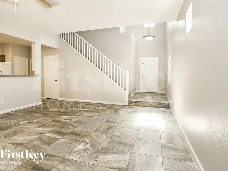 528 Brown Breeches Ave — Photo 3