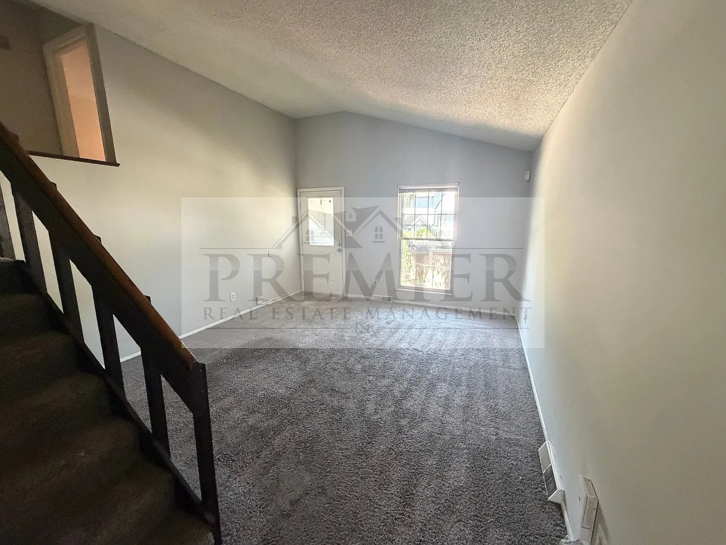 3 Bd / 1.5 Ba Townhome 8430 Lane Place, Raytown, Mo 64138 Culdesac $1450 Finished Basement — Photo 3
