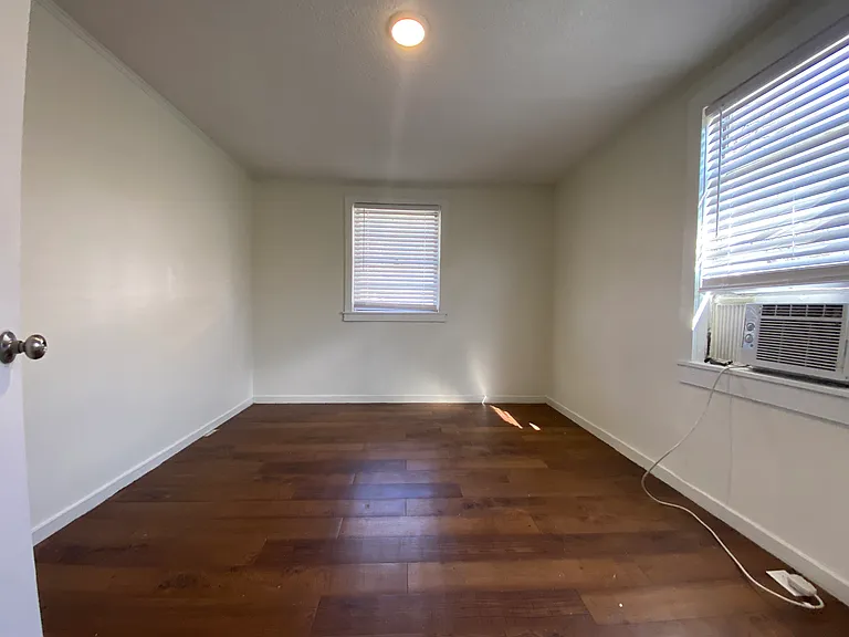 215 Queen Ave — Photo 13