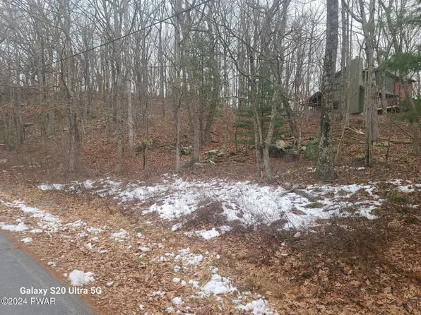 5 Surrey & Remuda Dr, Hawley, PA 18428