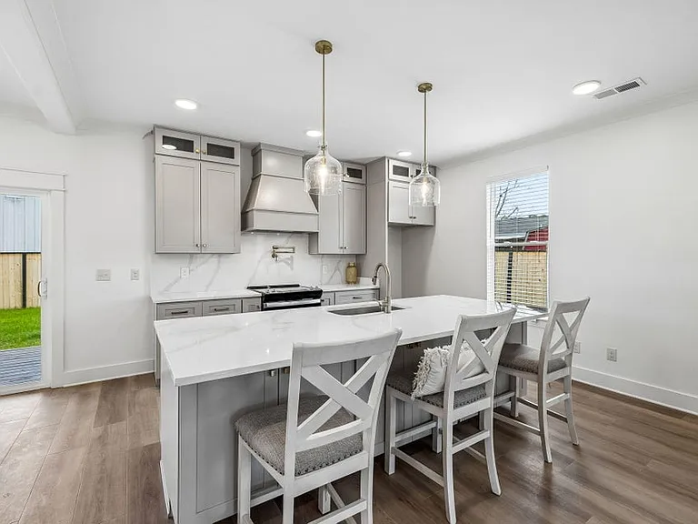 106 N Moss Ave — Photo 4
