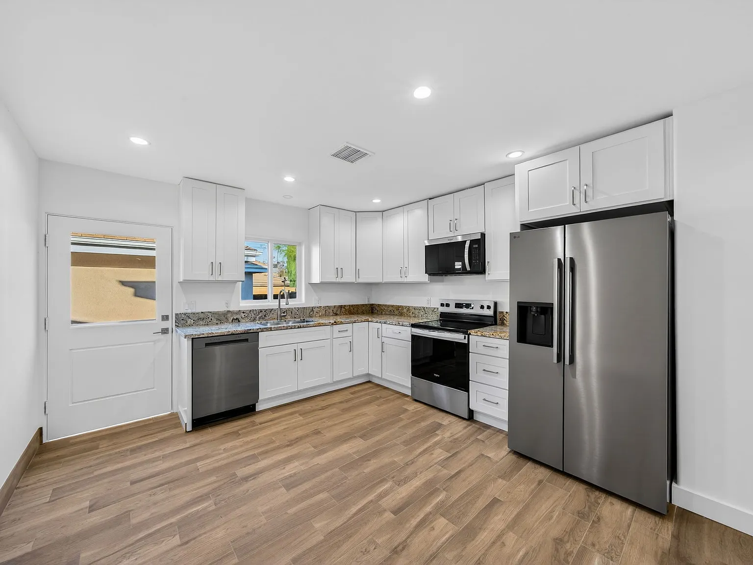 4 bed, 1581 sqft, $3,950 — Photo 4