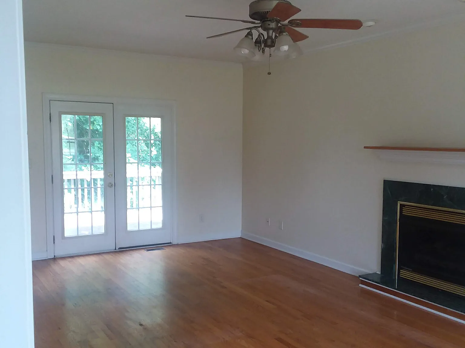 3 bed, 2.5 bath, 2045 sqft, $2,200 — Photo 2