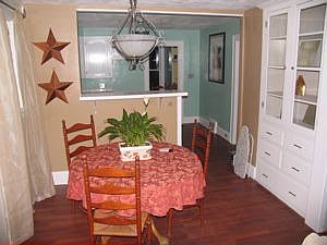 DR with neat built-in hutch and breakfast bar.