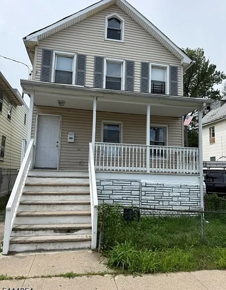 494 Monroe St — Photo 1