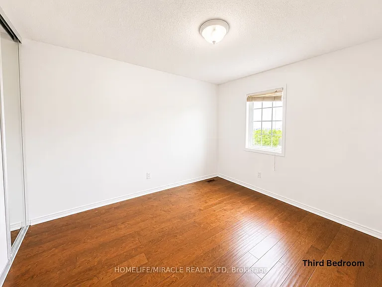 1033 Grandview St N — Photo 18