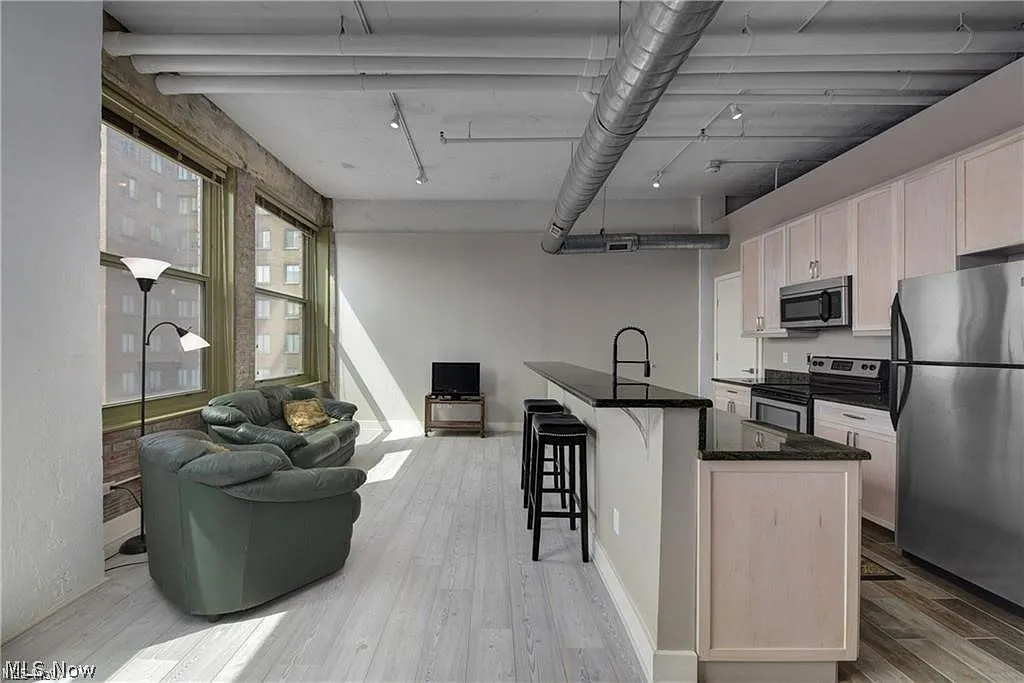 1 bed, 2.0 bath, 920 sqft, $1,350 — Photo 3