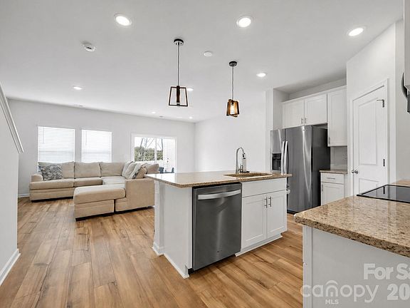 3rd image of 1021 Plumcrest Dr