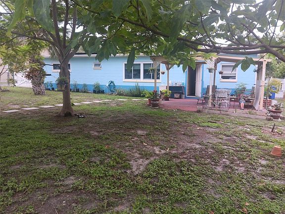 4th image of 833 Channing Rd
