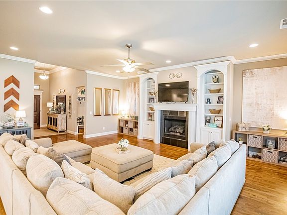 4th image of 5709 61st St
