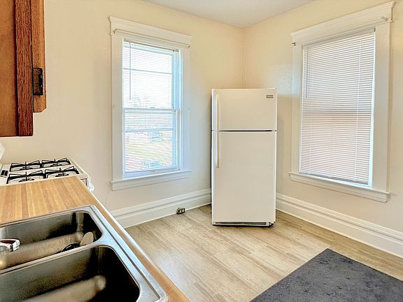 5th image of 118 9th St APT 3
