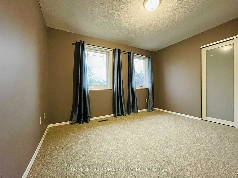 909 Ferndale Cres #UPPER LEVEL — Photo 13