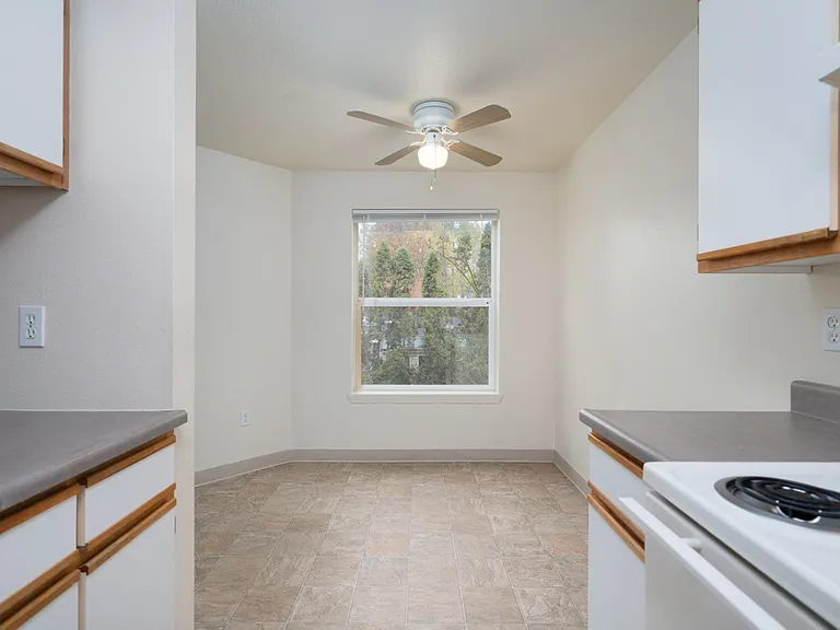 1519 SE Roberts Dr — Photo 5