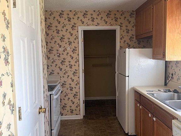 4th image of 205 Kensington Cir
