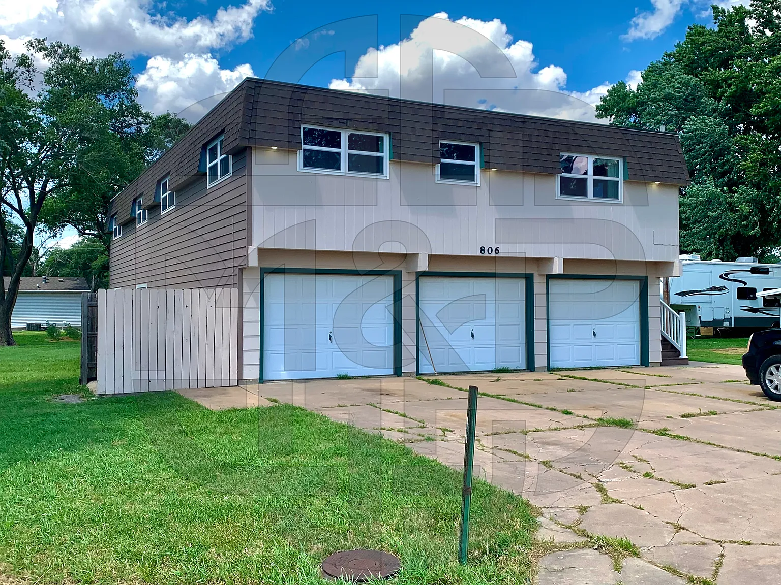 Edwards St Triplex — Photo 1