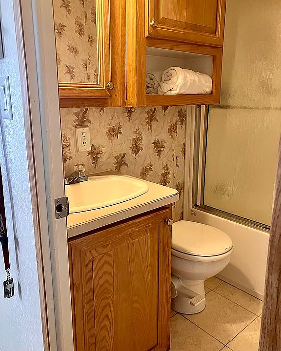 Bath/shower [glass slider]