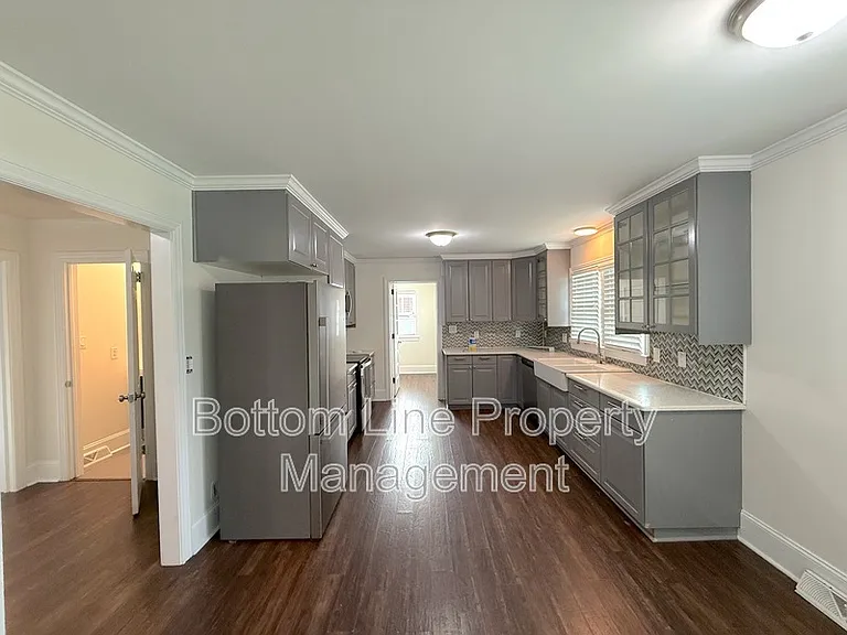 114 W College St — Photo 5