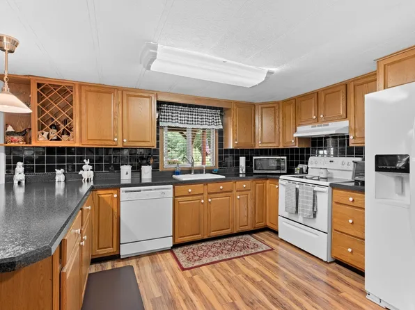 1156 Park St Trailer 26, Stoughton, MA 02072