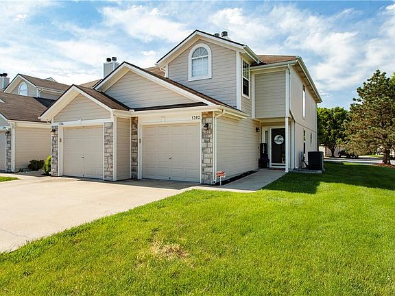 2nd image of 1302 NW Hidden Ridge Cir
