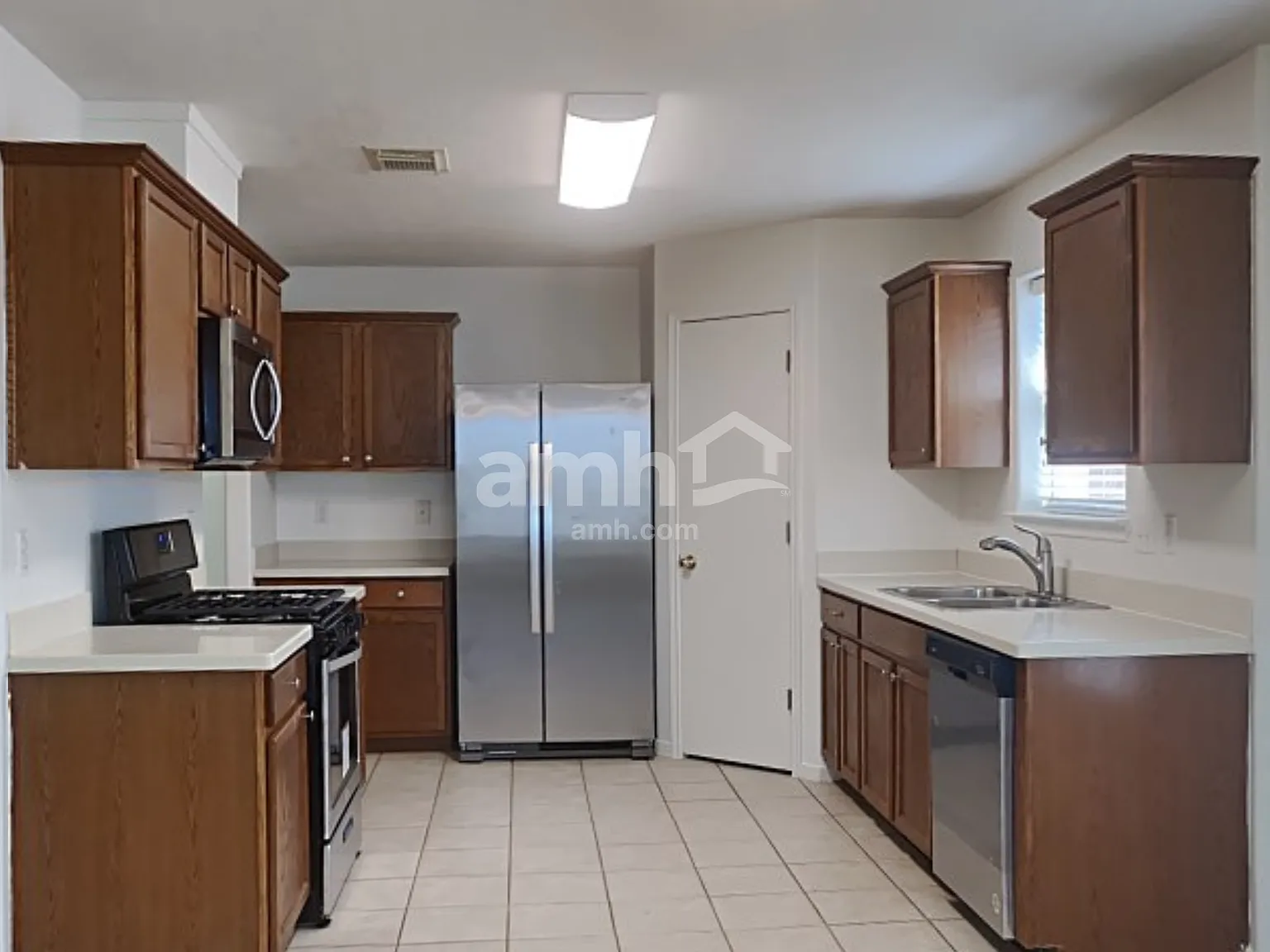 5 bed, 3.5 bath, 3139 sqft, $2,670 — Photo 3