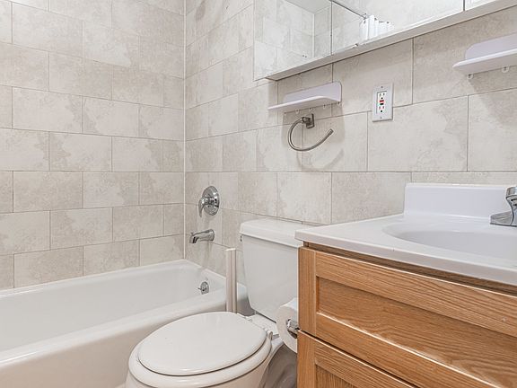 3rd image of 301 Grand St #3BB