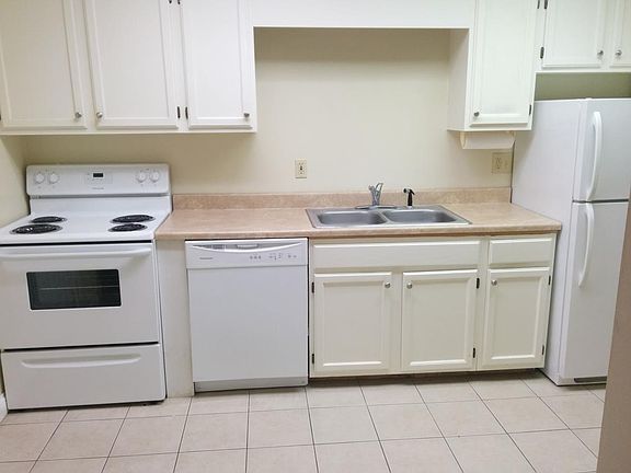 Clean, remodelled well-equiped kitchen