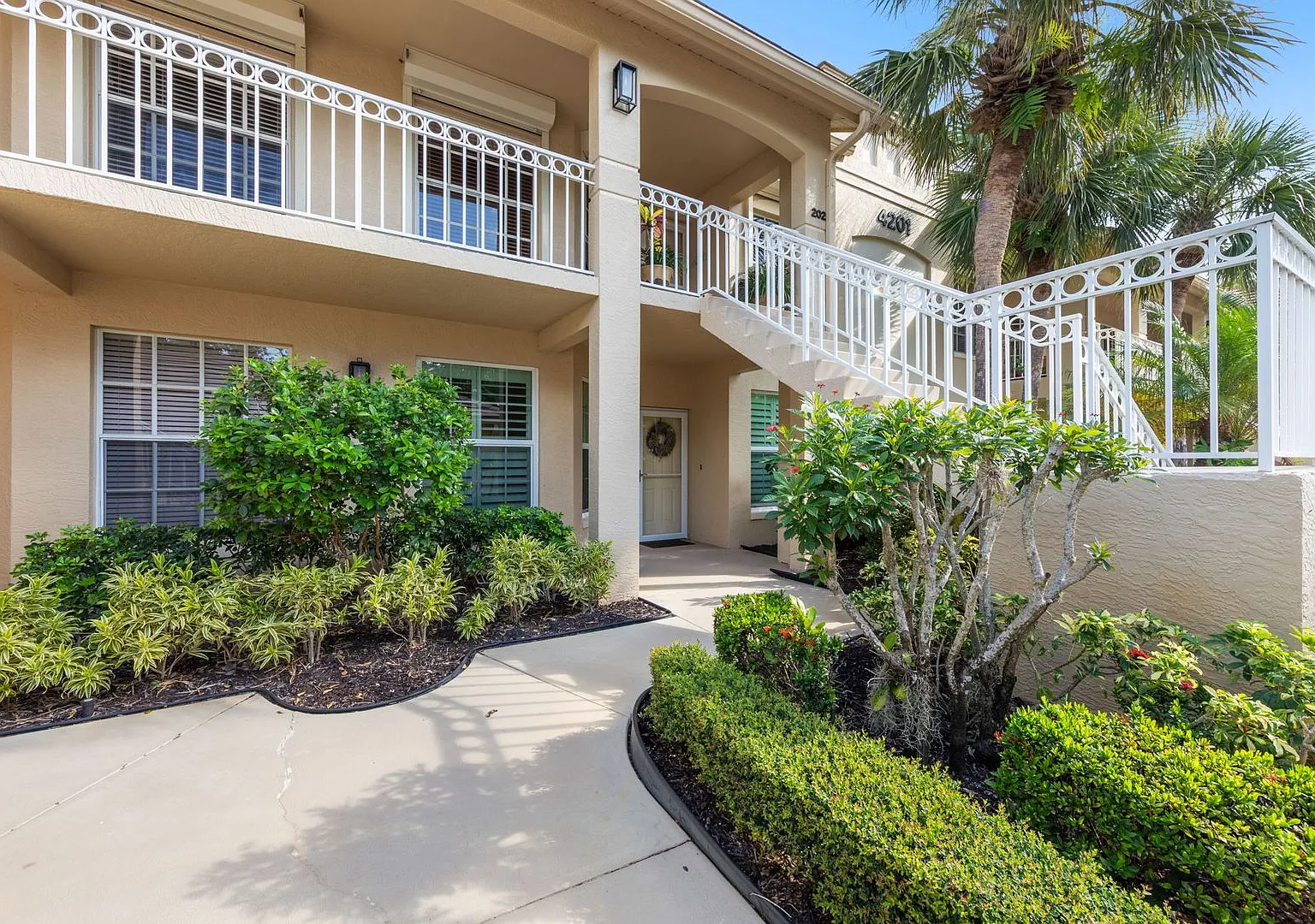 Fully Furnished 2BD/2BA Condo Off-Season Rental in Pelican Landing, Bonita Springs — Photo 1