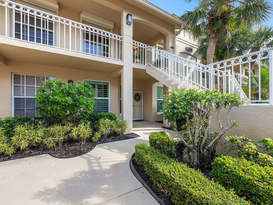 4201 Sawgrass Point Dr #102