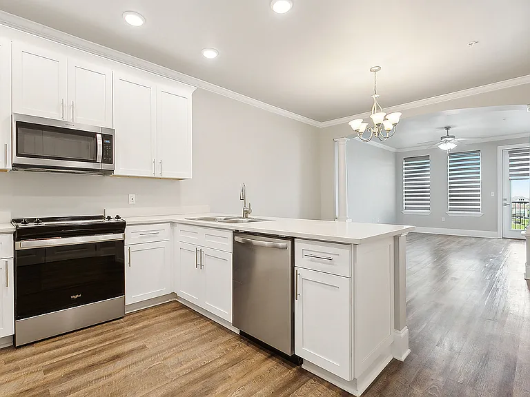 Lakeshore Condominium — Photo 6