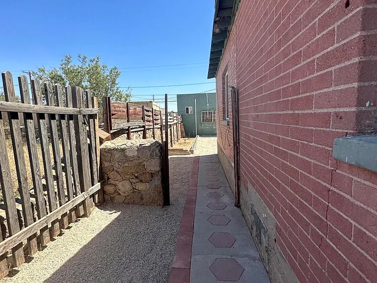 4640 La Luz Ave #B — Photo 1