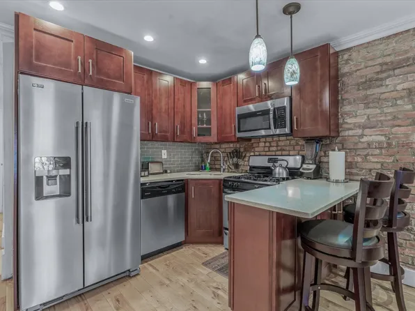 698 Lexington Avenue image 19 of 36