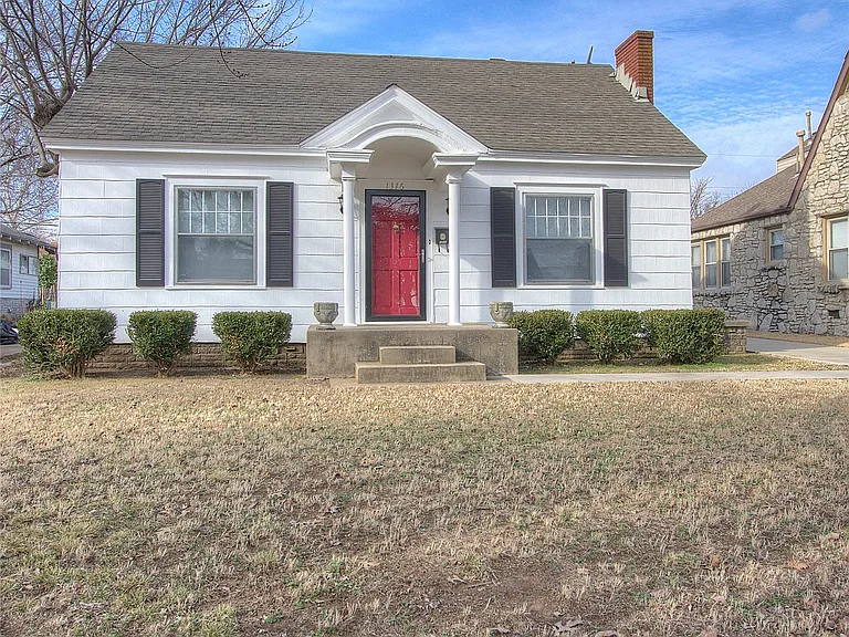 1316 S Knoxville Ave — Photo 2