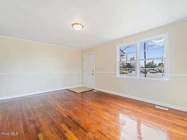 2272 Onslow Dr — Photo 4