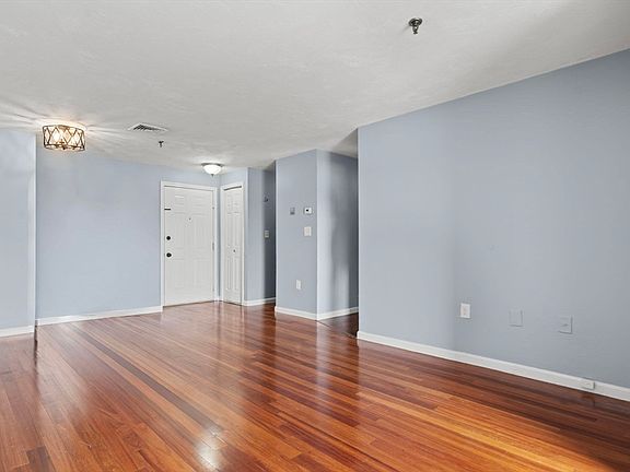 5th image of 230 Willard St Unit 602