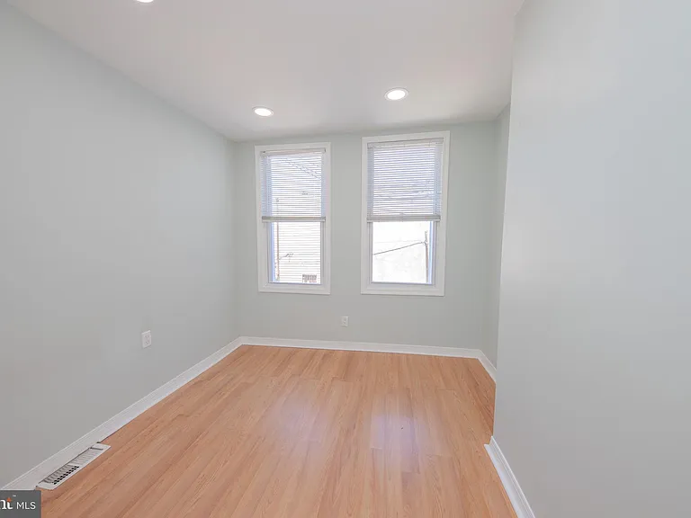 2059 E Ontario St — Photo 16