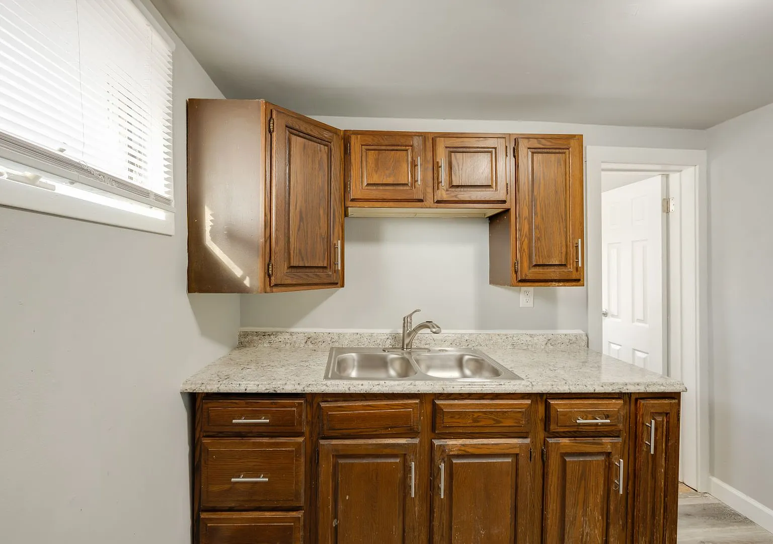 231 W Follett St — Photo 3