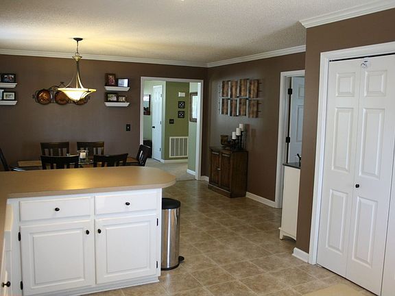 ~325 sq. ft. eat-in kitchen