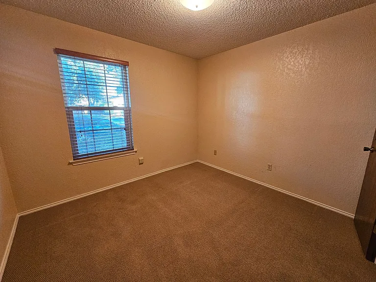 400 Hallmark Dr — Photo 24
