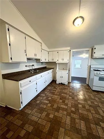 8526 Willow St — Photo 4