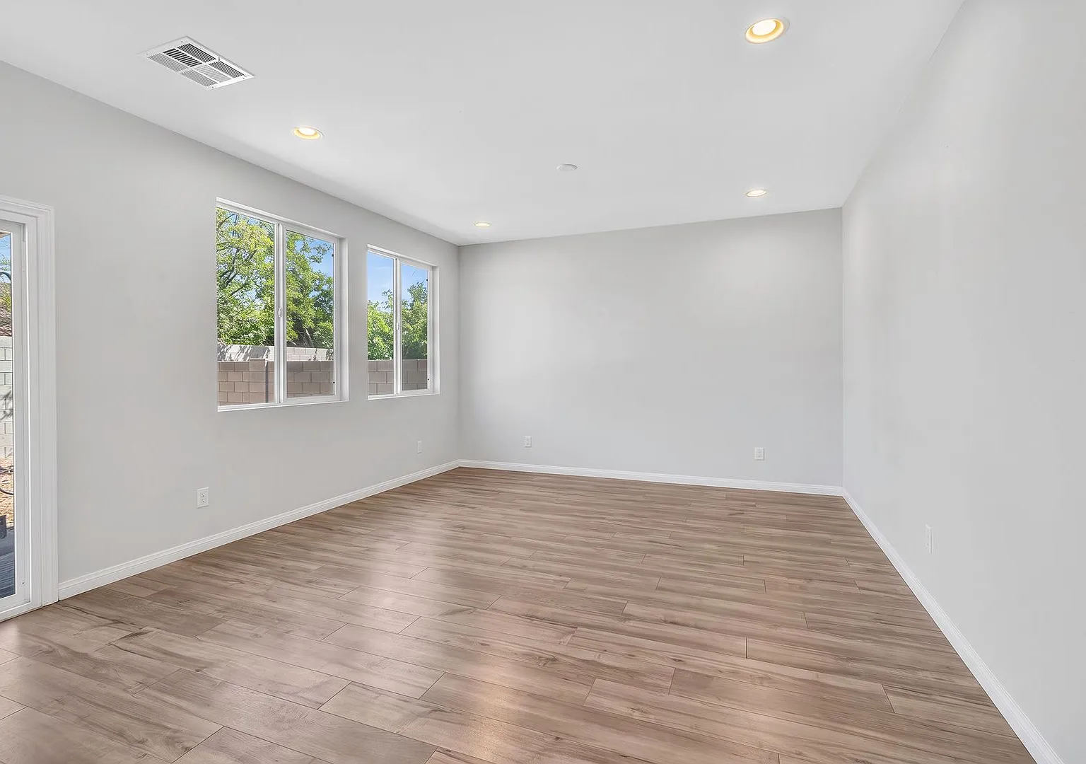 Beautiful 3-Bedroom Home In North Las Vegas, Nv — Photo 3