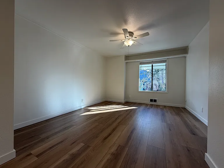 604 1/2 W Crockett St #J — Photo 4