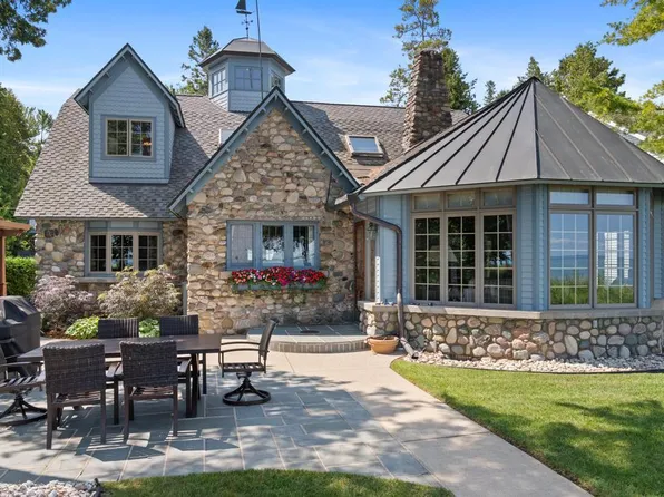 812 Lakeside Dr, Mackinaw City, MI 49701
