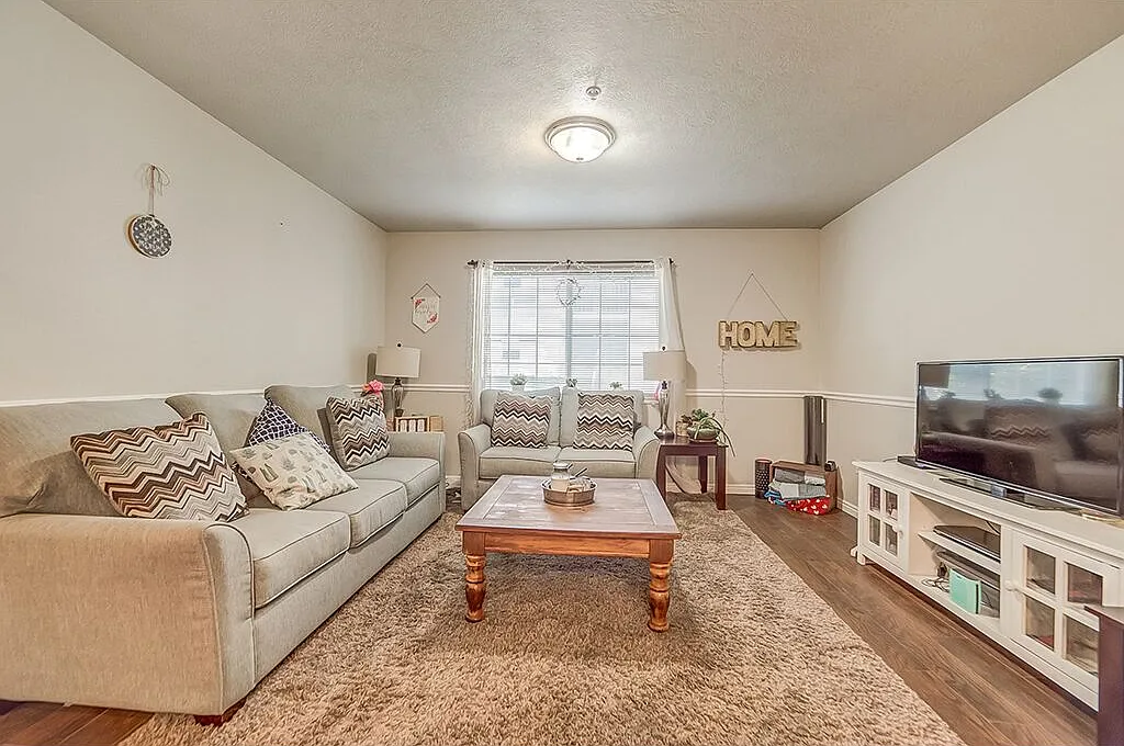 3 bed, 1006 sqft, $585 — Photo 2