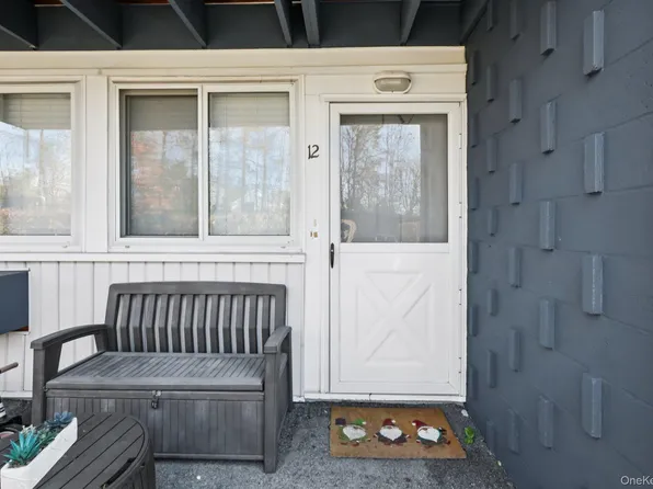 4 Wyndover Woods Ln APT 12, White Plains, NY 10603