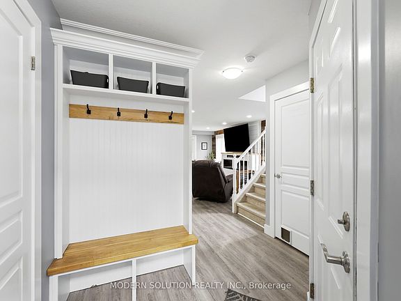 5th image of 897 Bradshaw Cres N