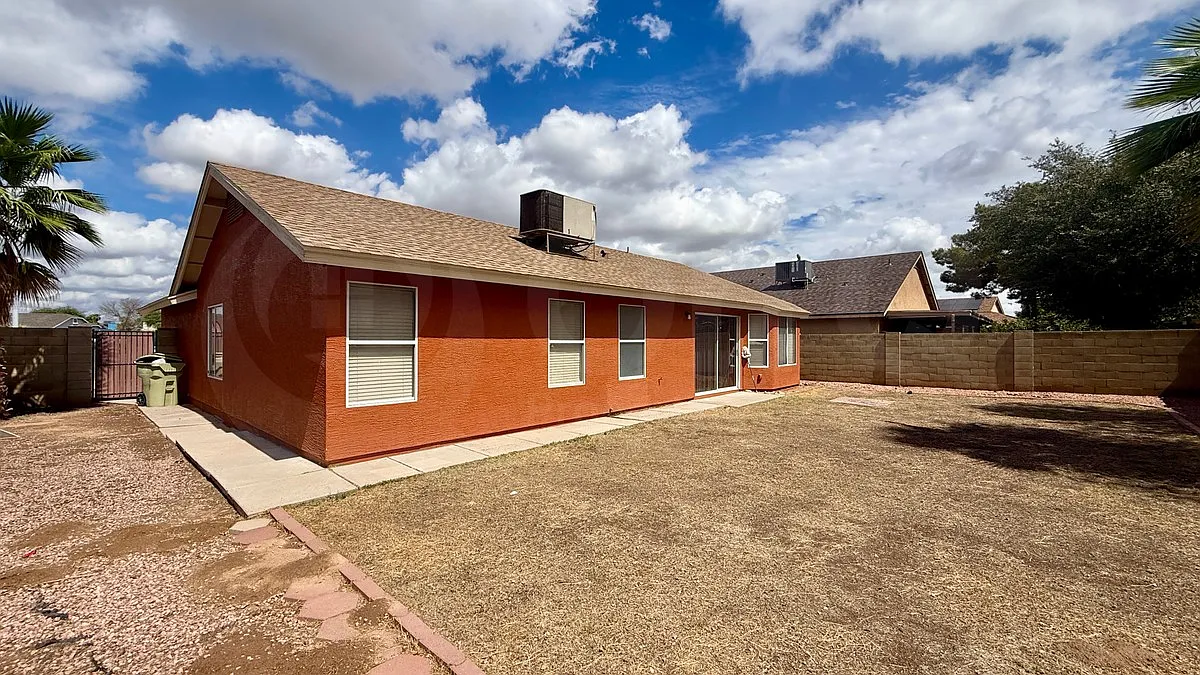 3 bed, 2.0 bath, 1368 sqft, $2,300 — Photo 4