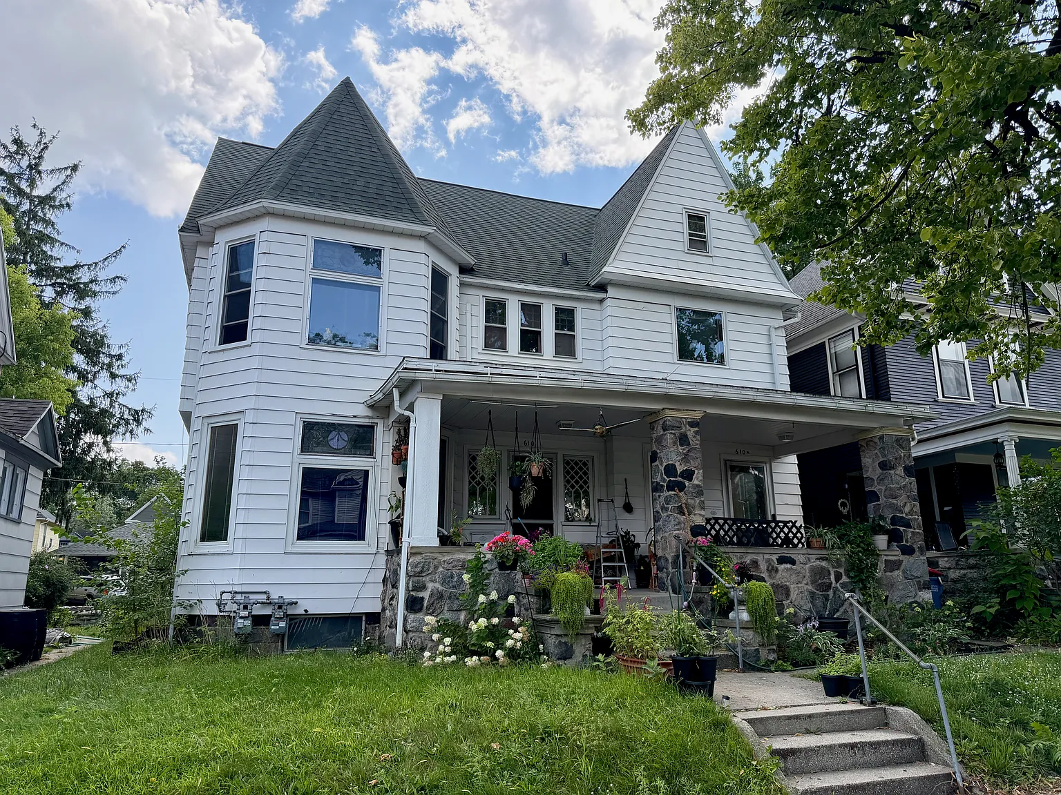 2 bed, 1800 sqft, $1,800 — Photo 1