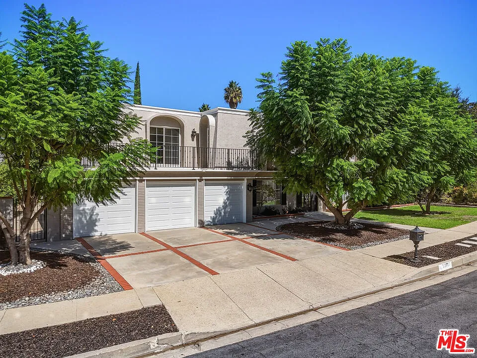 5 bed, 4.0 bath, 3198 sqft, $8,995 — Photo 3